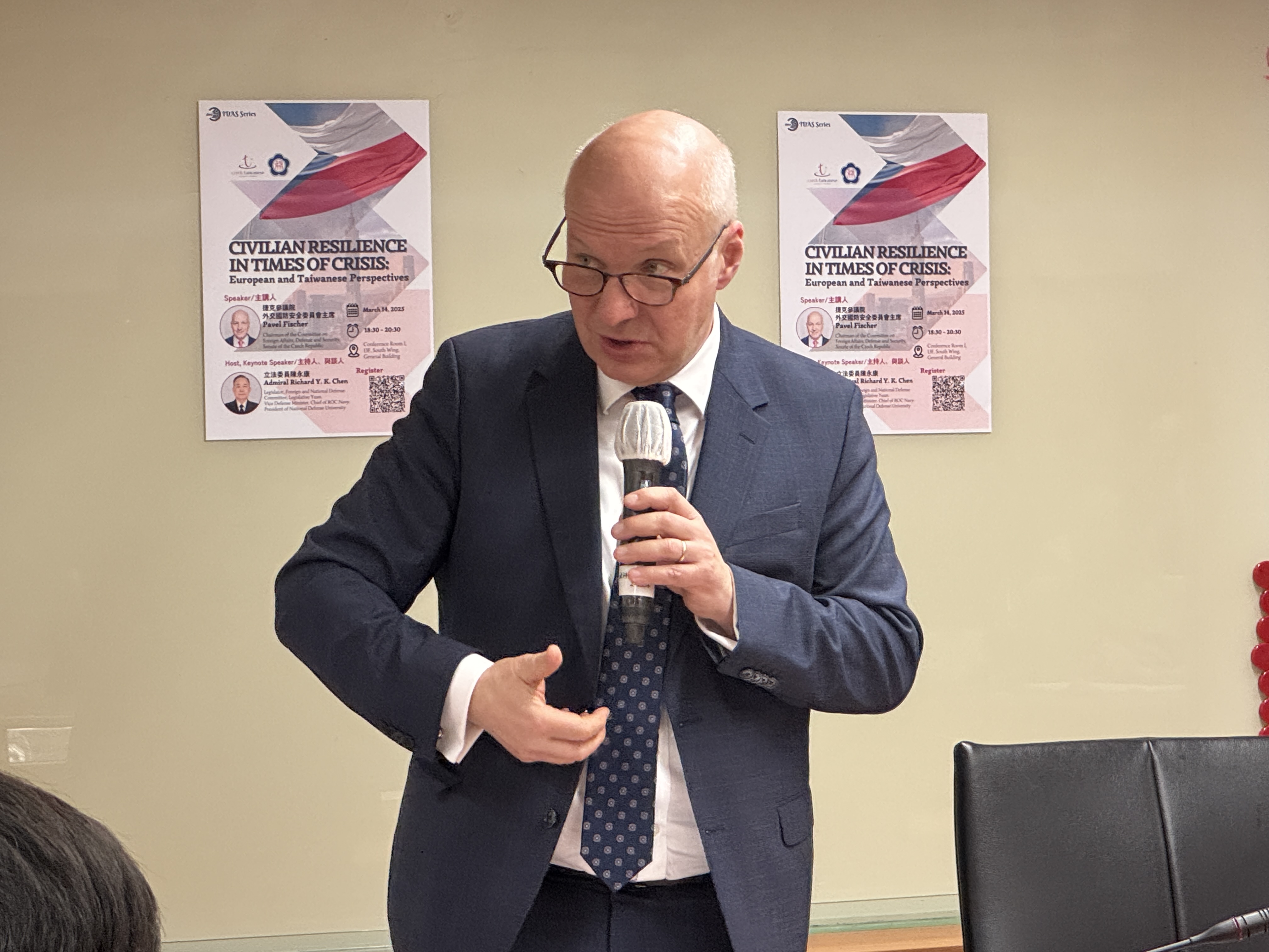Senator Fischer shared his experiences and viewpoints with students.